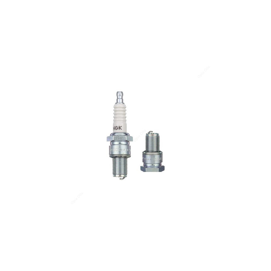 NGK B9ECS (7058) - Standard Spark Plug / Sparkplug